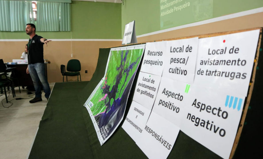 Portos do Paraná promoveram nesta segunda-feira (15), em Antonina, o 3.º Seminário da Pesca no Colégio Estadual Brasilio Machado. 30 pescadores e marisqueiras se reuniram com a equipe da Diretoria de Meio Ambiente para receber o resultado do monitoramento da atividade pesqueira na região. - Paranaguá, 15/04/2019 - Foto: Divulgação APPA
