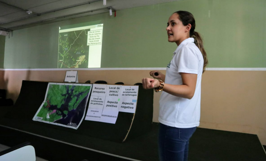 Portos do Paraná promoveram nesta segunda-feira (15), em Antonina, o 3.º Seminário da Pesca no Colégio Estadual Brasilio Machado. 30 pescadores e marisqueiras se reuniram com a equipe da Diretoria de Meio Ambiente para receber o resultado do monitoramento da atividade pesqueira na região. - Paranaguá, 15/04/2019 - Foto: Divulgação APPA