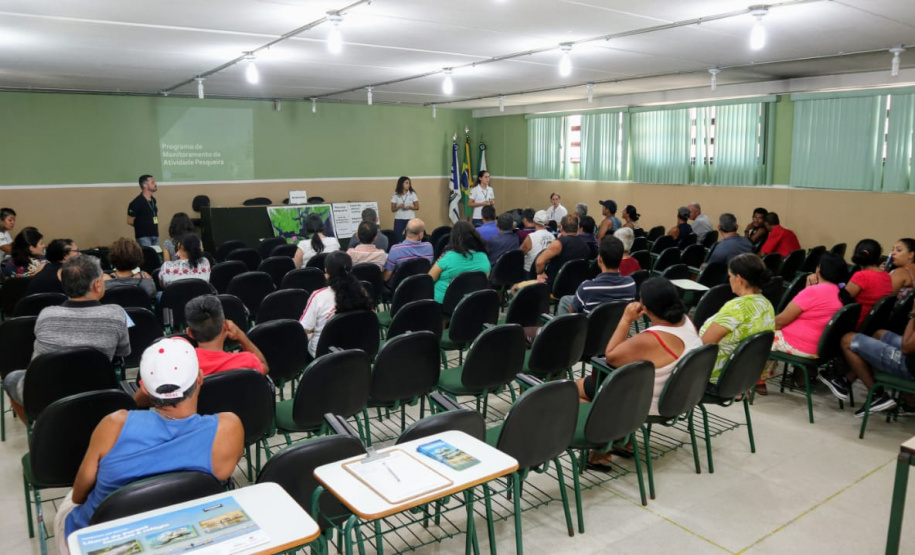 Portos do Paraná promoveram nesta segunda-feira (15), em Antonina, o 3.º Seminário da Pesca no Colégio Estadual Brasilio Machado. 30 pescadores e marisqueiras se reuniram com a equipe da Diretoria de Meio Ambiente para receber o resultado do monitoramento da atividade pesqueira na região. - Paranaguá, 15/04/2019 - Foto: Divulgação APPA