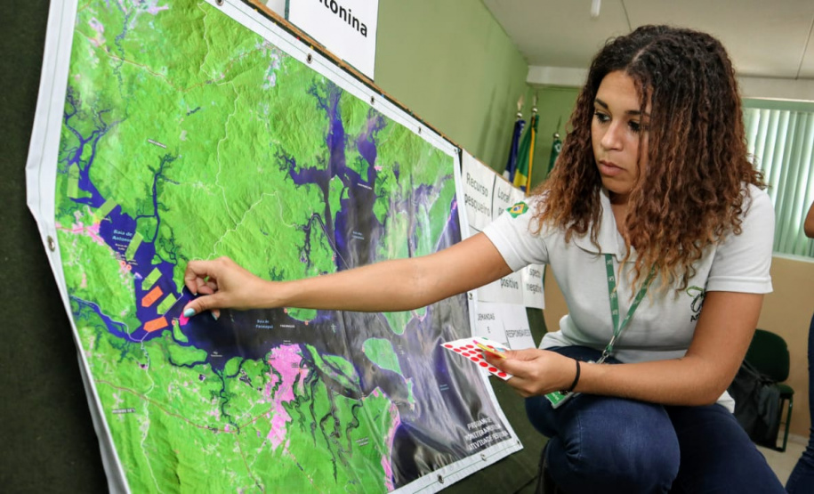 Portos do Paraná promoveram nesta segunda-feira (15), em Antonina, o 3.º Seminário da Pesca no Colégio Estadual Brasilio Machado. 30 pescadores e marisqueiras se reuniram com a equipe da Diretoria de Meio Ambiente para receber o resultado do monitoramento da atividade pesqueira na região. - Paranaguá, 15/04/2019 - Foto: Divulgação APPA