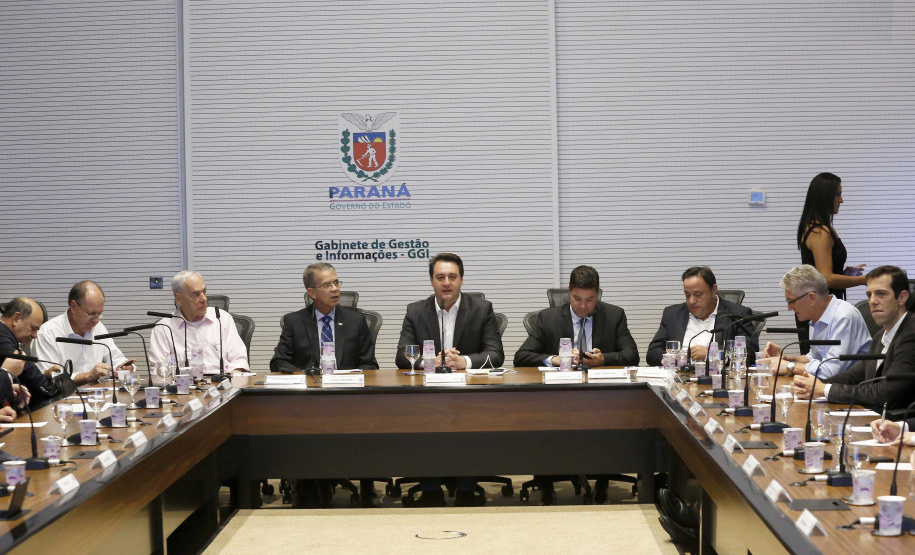 O governador Carlos Massa Ratinho Junior reuniu-se nesta terça-feira (16), no Palácio Iguaçu, em Curitiba, com a equipe de governo. Além de secretários e diretores de companhias estatais, participaram o presidente da Empresa Brasileira de Serviços Hospitalares (Ebserh), general Oswaldo de Jesus Ferreira, o líder do governo na Assembleia, Hussein Bakri, e os deputados estaduais Michele Caputo Neto e Tercílio Turini.  -  Curitiba, 16-04-19.Foto: Arnaldo Alves / ANPr.