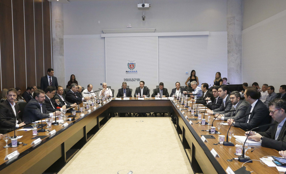 O governador Carlos Massa Ratinho Junior reuniu-se nesta terça-feira (16), no Palácio Iguaçu, em Curitiba, com a equipe de governo. Além de secretários e diretores de companhias estatais, participaram o presidente da Empresa Brasileira de Serviços Hospitalares (Ebserh), general Oswaldo de Jesus Ferreira, o líder do governo na Assembleia, Hussein Bakri, e os deputados estaduais Michele Caputo Neto e Tercílio Turini.  -  Curitiba, 16-04-19.Foto: Arnaldo Alves / ANPr.