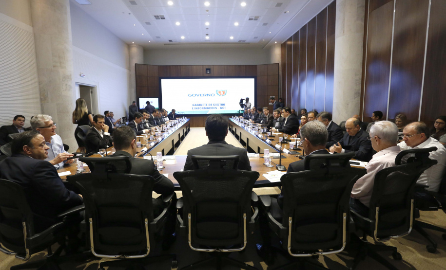 O governador Carlos Massa Ratinho Junior reuniu-se nesta terça-feira (16), no Palácio Iguaçu, em Curitiba, com a equipe de governo. Além de secretários e diretores de companhias estatais, participaram o presidente da Empresa Brasileira de Serviços Hospitalares (Ebserh), general Oswaldo de Jesus Ferreira, o líder do governo na Assembleia, Hussein Bakri, e os deputados estaduais Michele Caputo Neto e Tercílio Turini.  -  Curitiba, 16-04-19.Foto: Arnaldo Alves / ANPr.