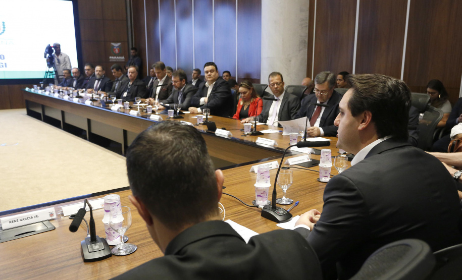 O governador Carlos Massa Ratinho Junior reuniu-se nesta terça-feira (16), no Palácio Iguaçu, em Curitiba, com a equipe de governo. Além de secretários e diretores de companhias estatais, participaram o presidente da Empresa Brasileira de Serviços Hospitalares (Ebserh), general Oswaldo de Jesus Ferreira, o líder do governo na Assembleia, Hussein Bakri, e os deputados estaduais Michele Caputo Neto e Tercílio Turini.  -  Curitiba, 16-04-19.Foto: Arnaldo Alves / ANPr.