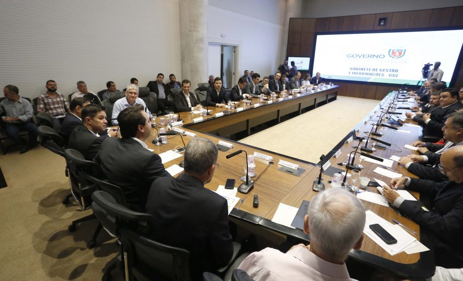 O governador Carlos Massa Ratinho Junior reuniu-se nesta terça-feira (16), no Palácio Iguaçu, em Curitiba, com a equipe de governo. Além de secretários e diretores de companhias estatais, participaram o presidente da Empresa Brasileira de Serviços Hospitalares (Ebserh), general Oswaldo de Jesus Ferreira, o líder do governo na Assembleia, Hussein Bakri, e os deputados estaduais Michele Caputo Neto e Tercílio Turini.  -  Curitiba, 16-04-19.Foto: Arnaldo Alves / ANPr.