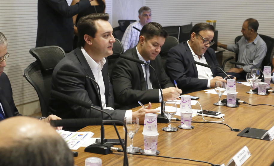 O governador Carlos Massa Ratinho Junior reuniu-se nesta terça-feira (16), no Palácio Iguaçu, em Curitiba, com a equipe de governo. Além de secretários e diretores de companhias estatais, participaram o presidente da Empresa Brasileira de Serviços Hospitalares (Ebserh), general Oswaldo de Jesus Ferreira, o líder do governo na Assembleia, Hussein Bakri, e os deputados estaduais Michele Caputo Neto e Tercílio Turini.  -  Curitiba, 16-04-19.Foto: Arnaldo Alves / ANPr.