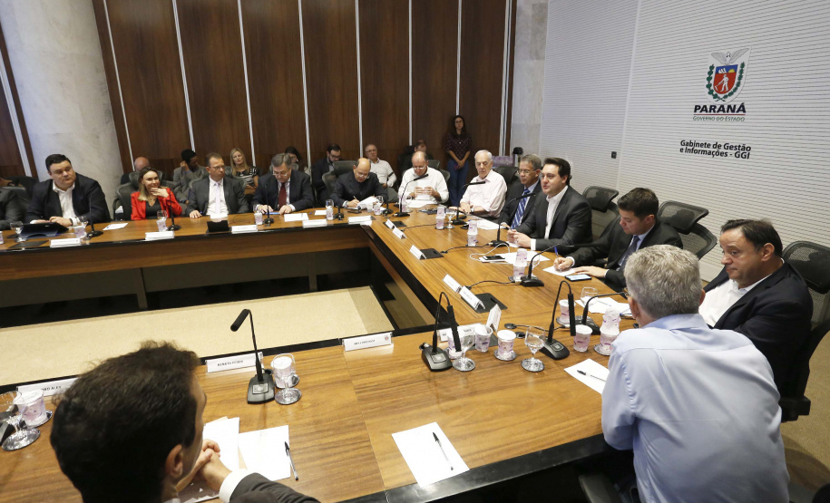O governador Carlos Massa Ratinho Junior reuniu-se nesta terça-feira (16), no Palácio Iguaçu, em Curitiba, com a equipe de governo. Além de secretários e diretores de companhias estatais, participaram o presidente da Empresa Brasileira de Serviços Hospitalares (Ebserh), general Oswaldo de Jesus Ferreira, o líder do governo na Assembleia, Hussein Bakri, e os deputados estaduais Michele Caputo Neto e Tercílio Turini.  -  Curitiba, 16-04-19.Foto: Arnaldo Alves / ANPr.