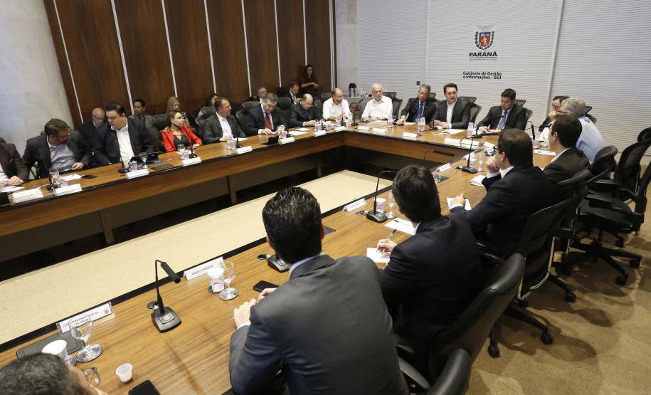 O governador Carlos Massa Ratinho Junior reuniu-se nesta terça-feira (16), no Palácio Iguaçu, em Curitiba, com a equipe de governo. Além de secretários e diretores de companhias estatais, participaram o presidente da Empresa Brasileira de Serviços Hospitalares (Ebserh), general Oswaldo de Jesus Ferreira, o líder do governo na Assembleia, Hussein Bakri, e os deputados estaduais Michele Caputo Neto e Tercílio Turini.  -  Curitiba, 16-04-19.Foto: Arnaldo Alves / ANPr.