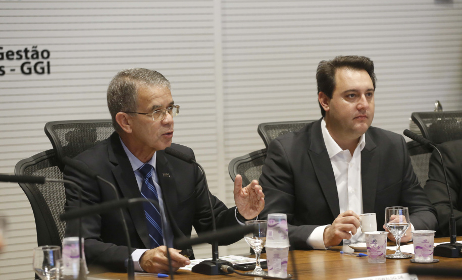 O governador Carlos Massa Ratinho Junior reuniu-se nesta terça-feira (16), no Palácio Iguaçu, em Curitiba, com a equipe de governo. Além de secretários e diretores de companhias estatais, participaram o presidente da Empresa Brasileira de Serviços Hospitalares (Ebserh), general Oswaldo de Jesus Ferreira, o líder do governo na Assembleia, Hussein Bakri, e os deputados estaduais Michele Caputo Neto e Tercílio Turini.  -  Curitiba, 16-04-19.Foto: Arnaldo Alves / ANPr.