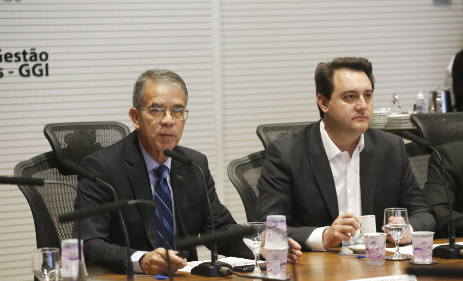 O governador Carlos Massa Ratinho Junior reuniu-se nesta terça-feira (16), no Palácio Iguaçu, em Curitiba, com a equipe de governo. Além de secretários e diretores de companhias estatais, participaram o presidente da Empresa Brasileira de Serviços Hospitalares (Ebserh), general Oswaldo de Jesus Ferreira, o líder do governo na Assembleia, Hussein Bakri, e os deputados estaduais Michele Caputo Neto e Tercílio Turini.  -  Curitiba, 16-04-19.Foto: Arnaldo Alves / ANPr.