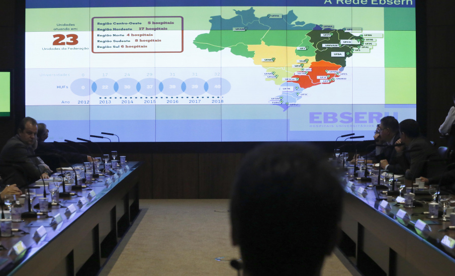 O governador Carlos Massa Ratinho Junior reuniu-se nesta terça-feira (16), no Palácio Iguaçu, em Curitiba, com a equipe de governo. Além de secretários e diretores de companhias estatais, participaram o presidente da Empresa Brasileira de Serviços Hospitalares (Ebserh), general Oswaldo de Jesus Ferreira, o líder do governo na Assembleia, Hussein Bakri, e os deputados estaduais Michele Caputo Neto e Tercílio Turini.  -  Curitiba, 16-04-19.Foto: Arnaldo Alves / ANPr.