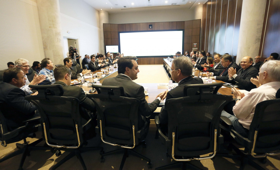 O governador Carlos Massa Ratinho Junior reuniu-se nesta terça-feira (16), no Palácio Iguaçu, em Curitiba, com a equipe de governo. Além de secretários e diretores de companhias estatais, participaram o presidente da Empresa Brasileira de Serviços Hospitalares (Ebserh), general Oswaldo de Jesus Ferreira, o líder do governo na Assembleia, Hussein Bakri, e os deputados estaduais Michele Caputo Neto e Tercílio Turini.  -  Curitiba, 16-04-19.Foto: Arnaldo Alves / ANPr.