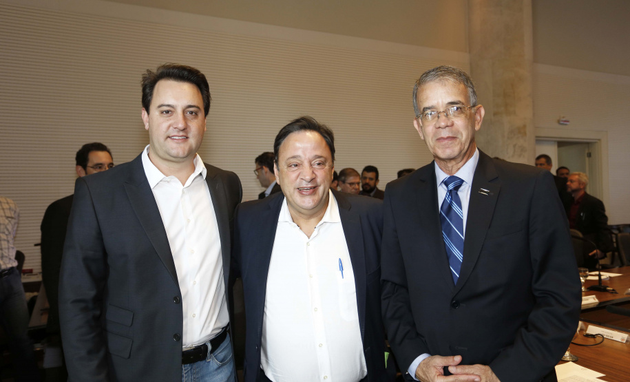 O governador Carlos Massa Ratinho Junior reuniu-se nesta terça-feira (16), no Palácio Iguaçu, em Curitiba, com a equipe de governo. Além de secretários e diretores de companhias estatais, participaram o presidente da Empresa Brasileira de Serviços Hospitalares (Ebserh), general Oswaldo de Jesus Ferreira, o líder do governo na Assembleia, Hussein Bakri, e os deputados estaduais Michele Caputo Neto e Tercílio Turini.  -  Curitiba, 16-04-19.Foto: Arnaldo Alves / ANPr.