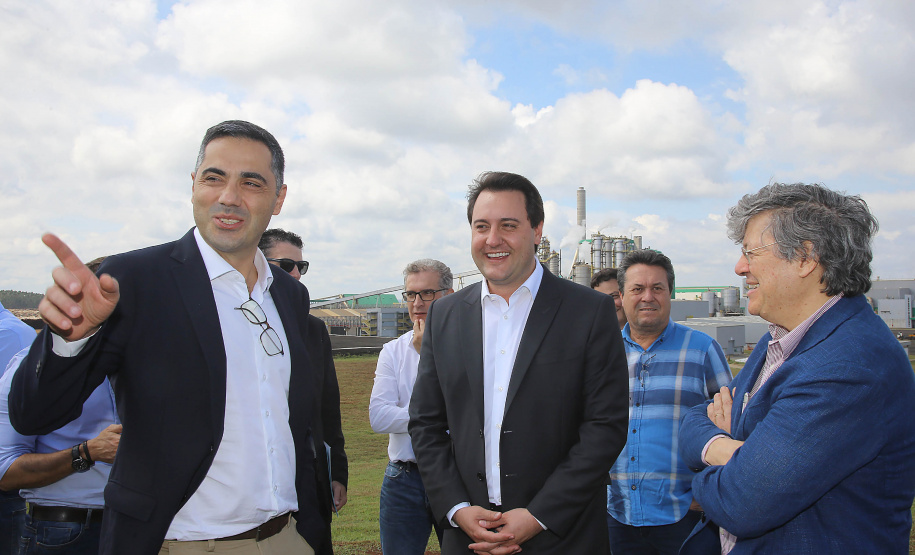 Governador Carlos Massa Ratinho Júnior visita a fábrica da Klabin em Ortigueira, na assinatura de convênio com a empresa e a prefeitura do município para a construção da Escola Técnica de Operação Florestal e Agrícola.  -  Ortigueira, 16/04/2019  -  Foto: Jaelson Lucas/ANPr