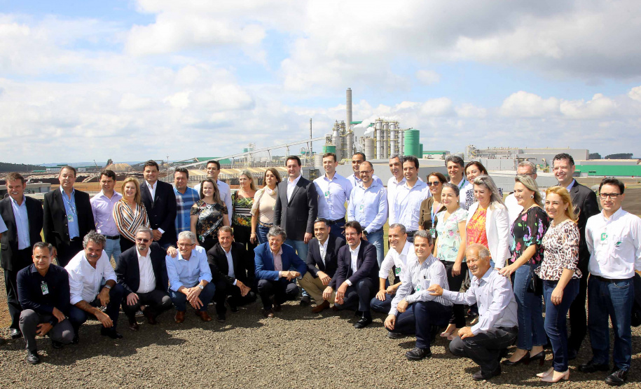 Governador Carlos Massa Ratinho Júnior visita a fábrica da Klabin em Ortigueira, na assinatura de convênio com a empresa e a prefeitura do município para a construção da Escola Técnica de Operação Florestal e Agrícola.  -  Ortigueira, 16/04/2019  -  Foto: Jaelson Lucas/ANPr