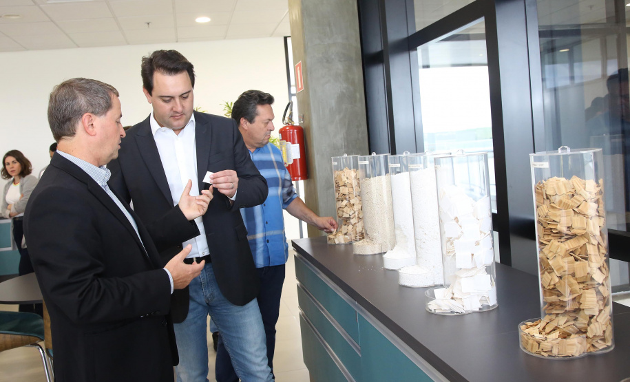 Governador Carlos Massa Ratinho Júnior visita a fábrica da Klabin em Ortigueira, na assinatura de convênio com a empresa e a prefeitura do município para a construção da Escola Técnica de Operação Florestal e Agrícola.  -  Ortigueira, 16/04/2019  -  Foto: Jaelson Lucas/ANPr