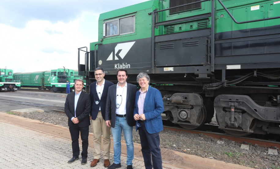 Governador Carlos Massa Ratinho Júnior visita a fábrica da Klabin em Ortigueira, na assinatura de convênio com a empresa e a prefeitura do município para a construção da Escola Técnica de Operação Florestal e Agrícola.  -  Ortigueira, 16/04/2019  -  Foto: Rodrigo Félix Leal/ANPr