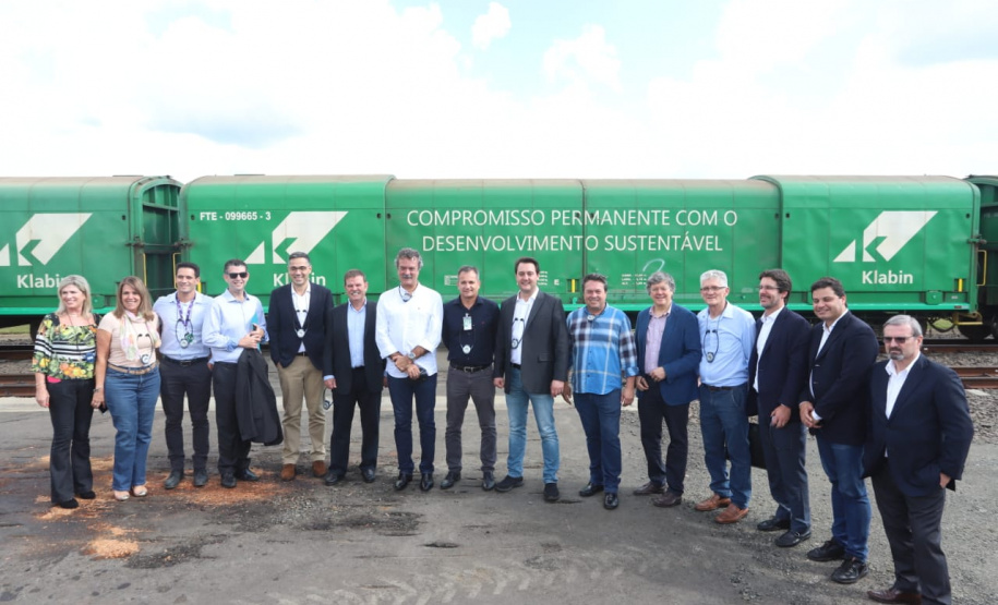 Governador Carlos Massa Ratinho Júnior visita a fábrica da Klabin em Ortigueira, na assinatura de convênio com a empresa e a prefeitura do município para a construção da Escola Técnica de Operação Florestal e Agrícola.  -  Ortigueira, 16/04/2019  -  Foto: Rodrigo Félix Leal/ANPr