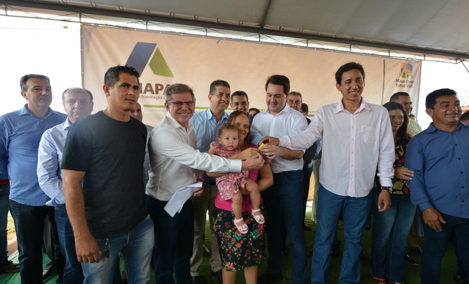 Quarenta e nove famílias de Florestópolis, na região Norte do Paraná, concretizaram nesta sexta-feira (22) o sonho da casa própria. Elas vão morar no Residencial José Alves dos Santos, inaugurado pelo governador Carlos Massa Ratinho Junior, pelo presidente da Companhia de Habitação do Paraná (Cohapar), Jorge Lange, e pelo prefeito Nelson Correia Junior.