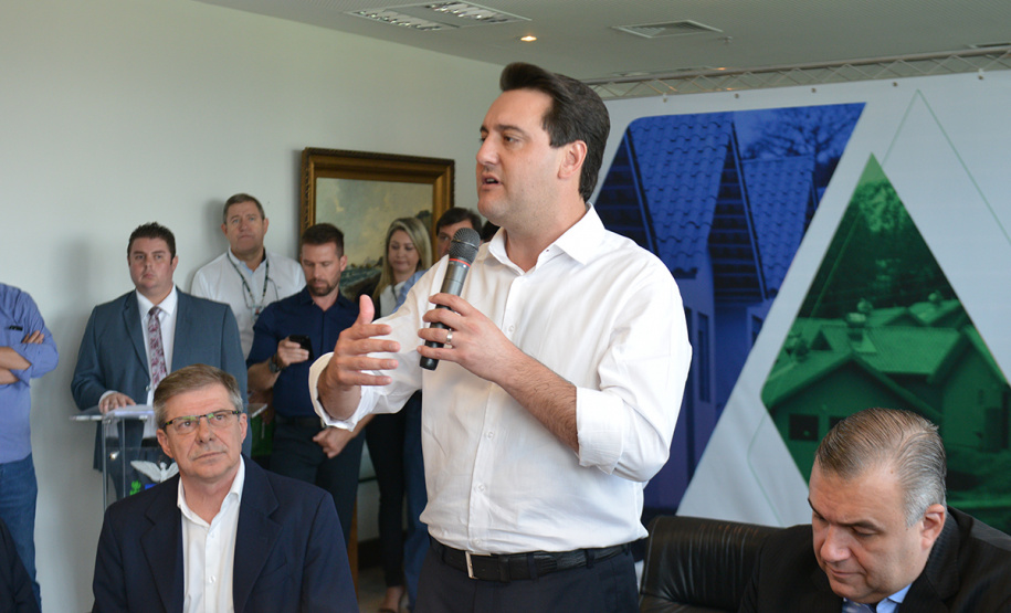 O governador Carlos Massa Ratinho Junior assinou nesta quinta-feira (14) contratos para a construção de 872 novas moradias populares em 15 municípios paranaenses. Os projetos foram desenvolvidos em diferentes programas coordenados pela Companhia de Habitação do Paraná (Cohapar), em parceria com as prefeituras e receberão investimentos de R$ 68,8 milhões.