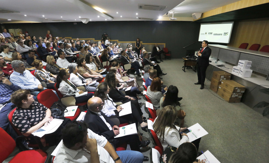 O controlador geral do Estado, Raul Siqueira, durante a apresentação do programa de compliance para servidores públicos, das secretarias, autarquias e empresas públicas. Curitiba, 03-04-19.Foto: Arnaldo Alves / ANPr.