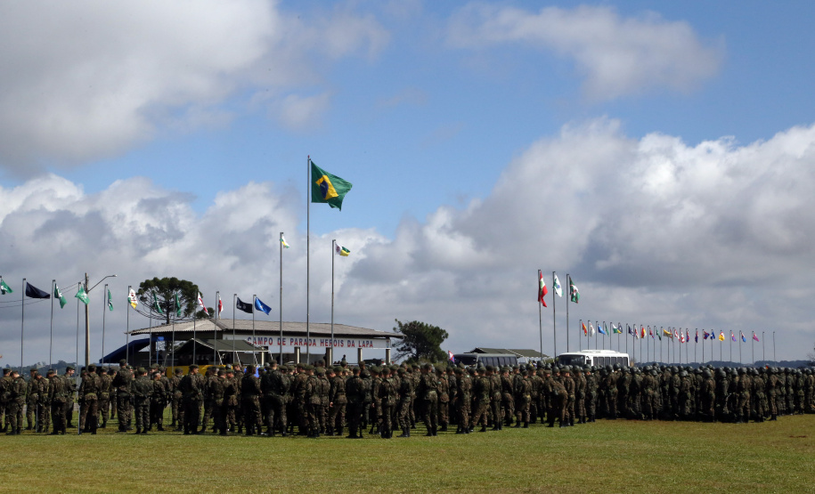 O Exército Brasileiro completa 371 anos em abril. Nesta quarta-feira (17), para celebrar a data, a 5ª Divisão de Exército realizou no Forte Pinheirinho, em Curitiba, uma solenidade militar com apresentação da banda da corporação e desfiles. Também foram entregues Medalhas de Ordem do Mérito Militar e diplomas a 20 civis e militares. O secretário de Estado da Segurança Pública e da Administração Penitenciária, Luiz Felipe Carbonell, participou da solenidade.
Foto Gilson Abreu ANPr