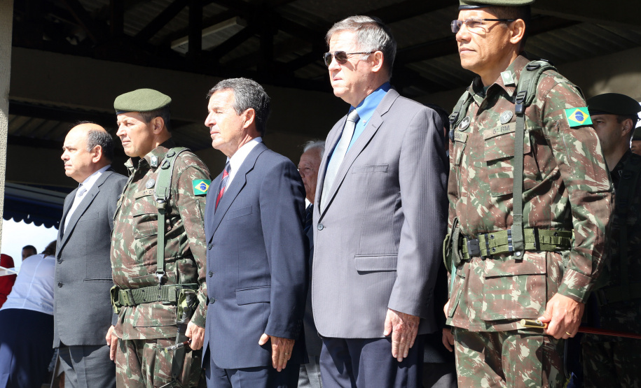 O Exército Brasileiro completa 371 anos em abril. Nesta quarta-feira (17), para celebrar a data, a 5ª Divisão de Exército realizou no Forte Pinheirinho, em Curitiba, uma solenidade militar com apresentação da banda da corporação e desfiles. Também foram entregues Medalhas de Ordem do Mérito Militar e diplomas a 20 civis e militares. O secretário de Estado da Segurança Pública e da Administração Penitenciária, Luiz Felipe Carbonell, participou da solenidade.
Foto Gilson Abreu ANPr