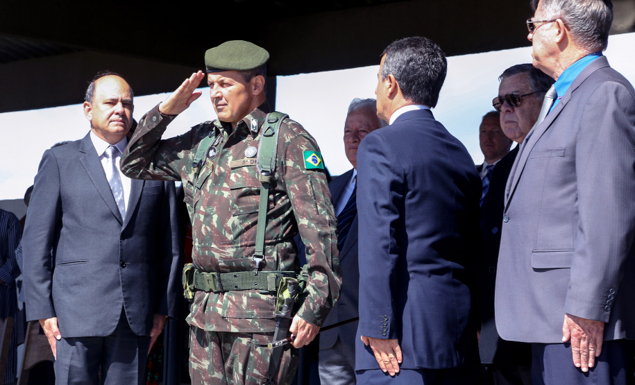 O Exército Brasileiro completa 371 anos em abril. Nesta quarta-feira (17), para celebrar a data, a 5ª Divisão de Exército realizou no Forte Pinheirinho, em Curitiba, uma solenidade militar com apresentação da banda da corporação e desfiles. Também foram entregues Medalhas de Ordem do Mérito Militar e diplomas a 20 civis e militares. O secretário de Estado da Segurança Pública e da Administração Penitenciária, Luiz Felipe Carbonell, participou da solenidade.
Foto Gilson Abreu ANPr