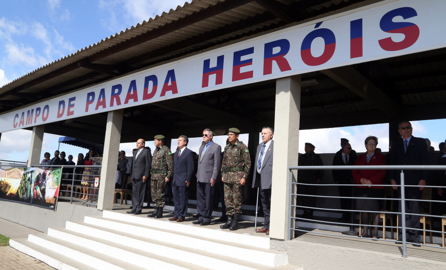O Exército Brasileiro completa 371 anos em abril. Nesta quarta-feira (17), para celebrar a data, a 5ª Divisão de Exército realizou no Forte Pinheirinho, em Curitiba, uma solenidade militar com apresentação da banda da corporação e desfiles. Também foram entregues Medalhas de Ordem do Mérito Militar e diplomas a 20 civis e militares. O secretário de Estado da Segurança Pública e da Administração Penitenciária, Luiz Felipe Carbonell, participou da solenidade.
Foto Gilson Abreu ANPr