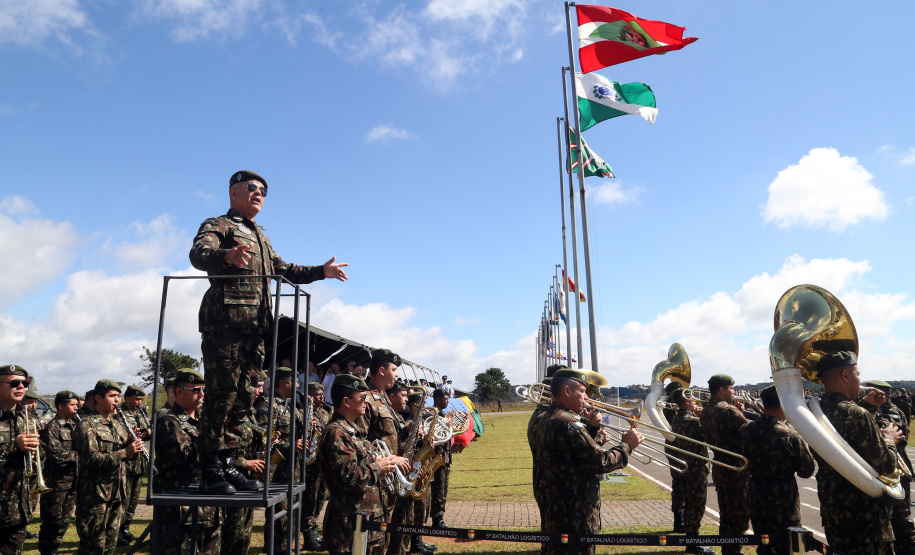 O Exército Brasileiro completa 371 anos em abril. Nesta quarta-feira (17), para celebrar a data, a 5ª Divisão de Exército realizou no Forte Pinheirinho, em Curitiba, uma solenidade militar com apresentação da banda da corporação e desfiles. Também foram entregues Medalhas de Ordem do Mérito Militar e diplomas a 20 civis e militares. O secretário de Estado da Segurança Pública e da Administração Penitenciária, Luiz Felipe Carbonell, participou da solenidade.
Foto Gilson Abreu ANPr