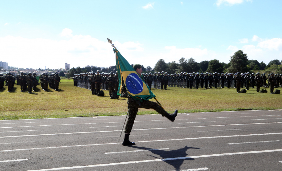 O Exército Brasileiro completa 371 anos em abril. Nesta quarta-feira (17), para celebrar a data, a 5ª Divisão de Exército realizou no Forte Pinheirinho, em Curitiba, uma solenidade militar com apresentação da banda da corporação e desfiles. Também foram entregues Medalhas de Ordem do Mérito Militar e diplomas a 20 civis e militares. O secretário de Estado da Segurança Pública e da Administração Penitenciária, Luiz Felipe Carbonell, participou da solenidade.
Foto Gilson Abreu ANPr