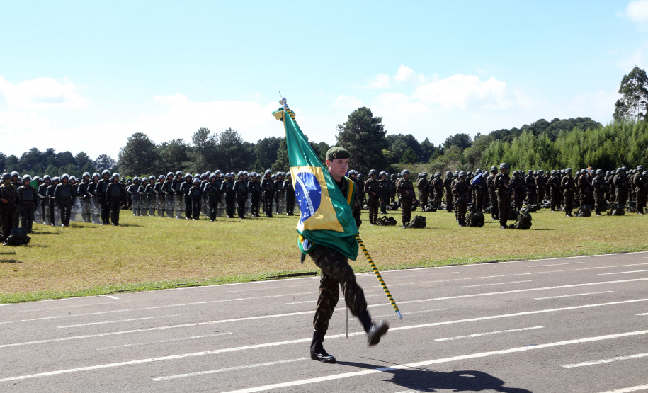 O Exército Brasileiro completa 371 anos em abril. Nesta quarta-feira (17), para celebrar a data, a 5ª Divisão de Exército realizou no Forte Pinheirinho, em Curitiba, uma solenidade militar com apresentação da banda da corporação e desfiles. Também foram entregues Medalhas de Ordem do Mérito Militar e diplomas a 20 civis e militares. O secretário de Estado da Segurança Pública e da Administração Penitenciária, Luiz Felipe Carbonell, participou da solenidade.
Foto Gilson Abreu ANPr