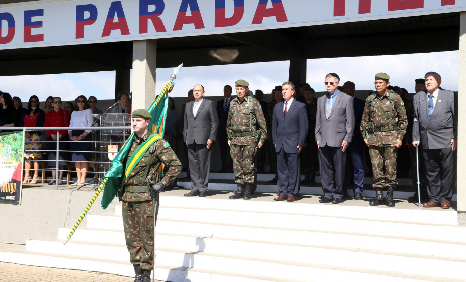 O Exército Brasileiro completa 371 anos em abril. Nesta quarta-feira (17), para celebrar a data, a 5ª Divisão de Exército realizou no Forte Pinheirinho, em Curitiba, uma solenidade militar com apresentação da banda da corporação e desfiles. Também foram entregues Medalhas de Ordem do Mérito Militar e diplomas a 20 civis e militares. O secretário de Estado da Segurança Pública e da Administração Penitenciária, Luiz Felipe Carbonell, participou da solenidade.
Foto Gilson Abreu ANPr