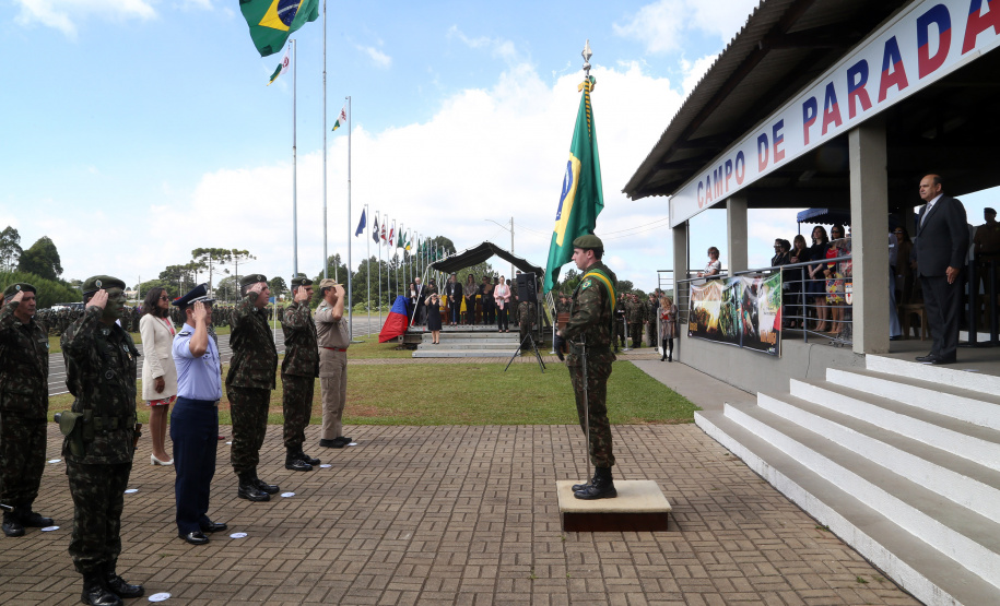 O Exército Brasileiro completa 371 anos em abril. Nesta quarta-feira (17), para celebrar a data, a 5ª Divisão de Exército realizou no Forte Pinheirinho, em Curitiba, uma solenidade militar com apresentação da banda da corporação e desfiles. Também foram entregues Medalhas de Ordem do Mérito Militar e diplomas a 20 civis e militares. O secretário de Estado da Segurança Pública e da Administração Penitenciária, Luiz Felipe Carbonell, participou da solenidade.
Foto Gilson Abreu ANPr