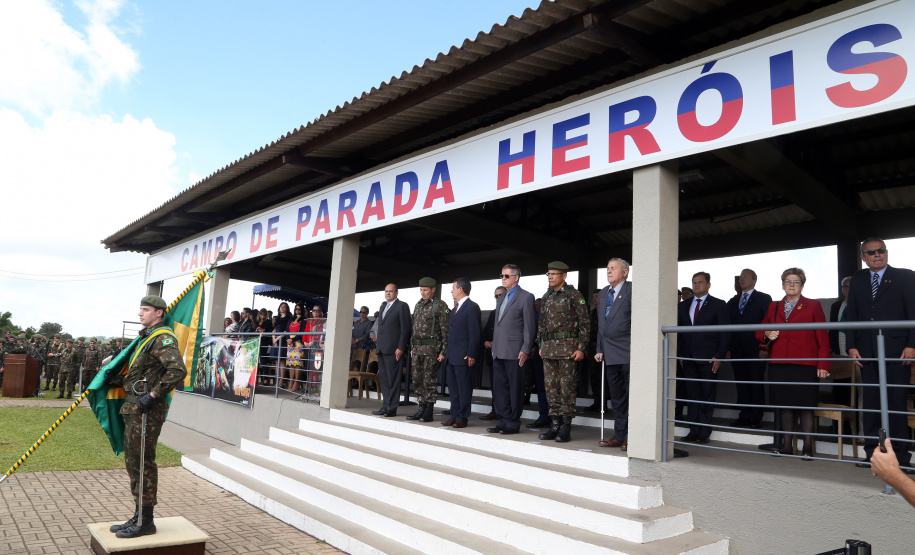 O Exército Brasileiro completa 371 anos em abril. Nesta quarta-feira (17), para celebrar a data, a 5ª Divisão de Exército realizou no Forte Pinheirinho, em Curitiba, uma solenidade militar com apresentação da banda da corporação e desfiles. Também foram entregues Medalhas de Ordem do Mérito Militar e diplomas a 20 civis e militares. O secretário de Estado da Segurança Pública e da Administração Penitenciária, Luiz Felipe Carbonell, participou da solenidade.
Foto Gilson Abreu ANPr
