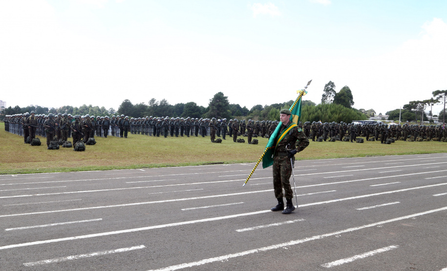 O Exército Brasileiro completa 371 anos em abril. Nesta quarta-feira (17), para celebrar a data, a 5ª Divisão de Exército realizou no Forte Pinheirinho, em Curitiba, uma solenidade militar com apresentação da banda da corporação e desfiles. Também foram entregues Medalhas de Ordem do Mérito Militar e diplomas a 20 civis e militares. O secretário de Estado da Segurança Pública e da Administração Penitenciária, Luiz Felipe Carbonell, participou da solenidade.
Foto Gilson Abreu ANPr