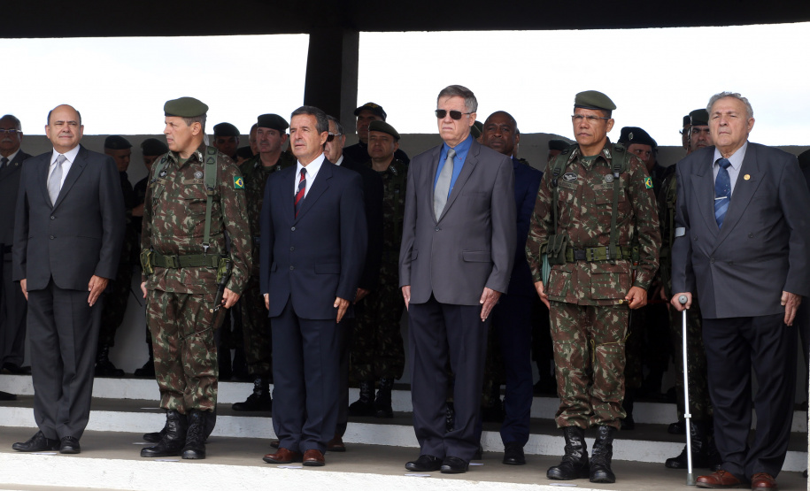 O Exército Brasileiro completa 371 anos em abril. Nesta quarta-feira (17), para celebrar a data, a 5ª Divisão de Exército realizou no Forte Pinheirinho, em Curitiba, uma solenidade militar com apresentação da banda da corporação e desfiles. Também foram entregues Medalhas de Ordem do Mérito Militar e diplomas a 20 civis e militares. O secretário de Estado da Segurança Pública e da Administração Penitenciária, Luiz Felipe Carbonell, participou da solenidade.
Foto Gilson Abreu ANPr