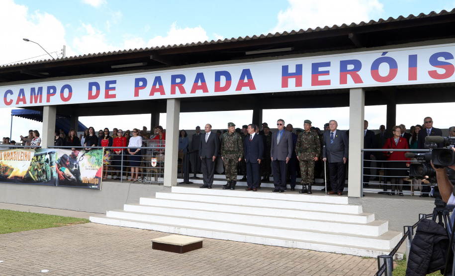 O Exército Brasileiro completa 371 anos em abril. Nesta quarta-feira (17), para celebrar a data, a 5ª Divisão de Exército realizou no Forte Pinheirinho, em Curitiba, uma solenidade militar com apresentação da banda da corporação e desfiles. Também foram entregues Medalhas de Ordem do Mérito Militar e diplomas a 20 civis e militares. O secretário de Estado da Segurança Pública e da Administração Penitenciária, Luiz Felipe Carbonell, participou da solenidade.
Foto Gilson Abreu ANPr
