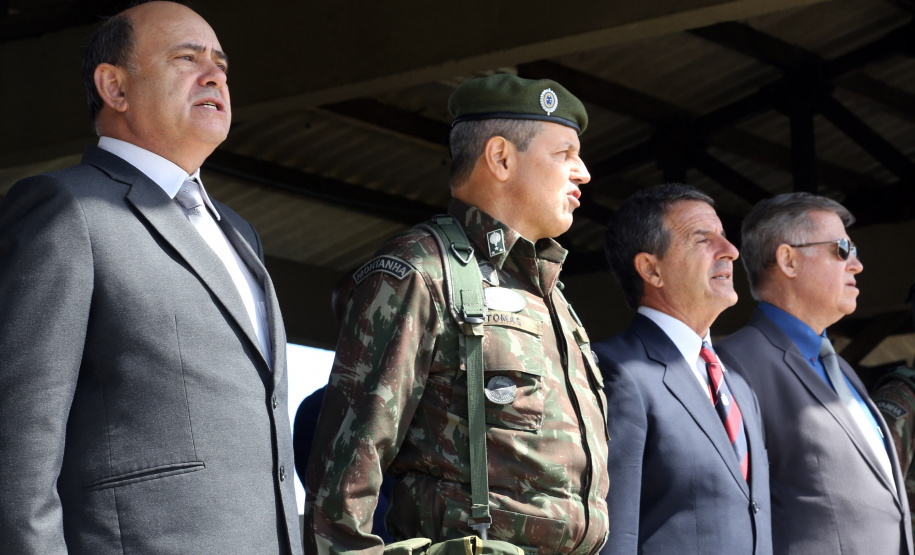 O Exército Brasileiro completa 371 anos em abril. Nesta quarta-feira (17), para celebrar a data, a 5ª Divisão de Exército realizou no Forte Pinheirinho, em Curitiba, uma solenidade militar com apresentação da banda da corporação e desfiles. Também foram entregues Medalhas de Ordem do Mérito Militar e diplomas a 20 civis e militares. O secretário de Estado da Segurança Pública e da Administração Penitenciária, Luiz Felipe Carbonell, participou da solenidade.
Foto Gilson Abreu ANPr