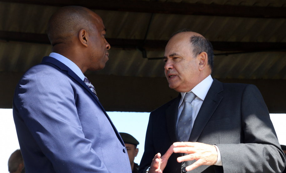 O Exército Brasileiro completa 371 anos em abril. Nesta quarta-feira (17), para celebrar a data, a 5ª Divisão de Exército realizou no Forte Pinheirinho, em Curitiba, uma solenidade militar com apresentação da banda da corporação e desfiles. Também foram entregues Medalhas de Ordem do Mérito Militar e diplomas a 20 civis e militares. O secretário de Estado da Segurança Pública e da Administração Penitenciária, Luiz Felipe Carbonell, participou da solenidade.
Foto Gilson Abreu ANPr