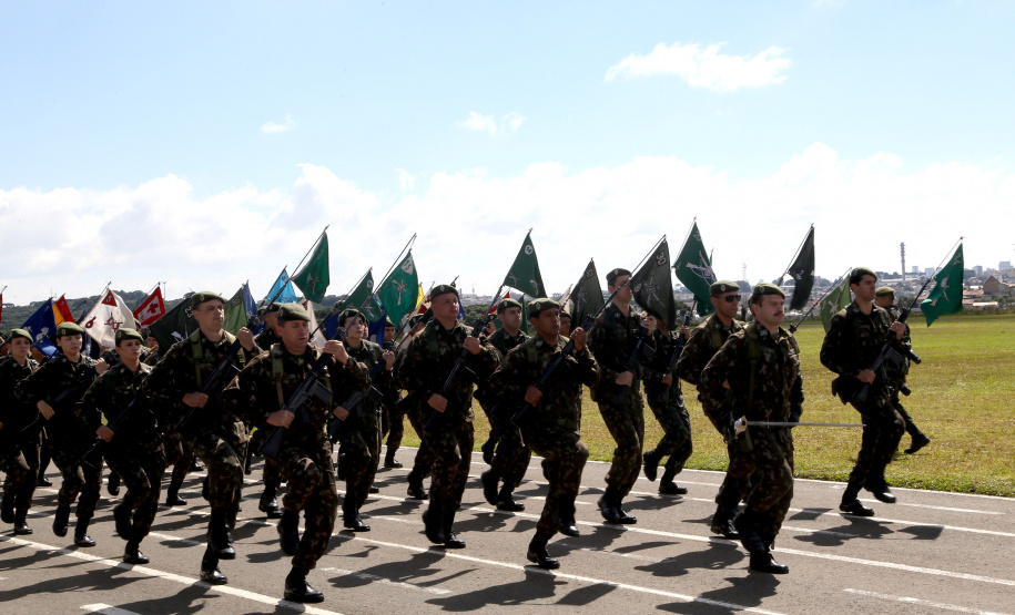 O Exército Brasileiro completa 371 anos em abril. Nesta quarta-feira (17), para celebrar a data, a 5ª Divisão de Exército realizou no Forte Pinheirinho, em Curitiba, uma solenidade militar com apresentação da banda da corporação e desfiles. Também foram entregues Medalhas de Ordem do Mérito Militar e diplomas a 20 civis e militares. O secretário de Estado da Segurança Pública e da Administração Penitenciária, Luiz Felipe Carbonell, participou da solenidade.
Foto Gilson Abreu ANPr