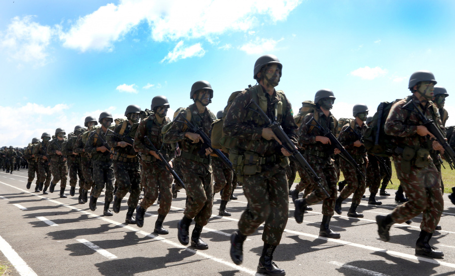 O Exército Brasileiro completa 371 anos em abril. Nesta quarta-feira (17), para celebrar a data, a 5ª Divisão de Exército realizou no Forte Pinheirinho, em Curitiba, uma solenidade militar com apresentação da banda da corporação e desfiles. Também foram entregues Medalhas de Ordem do Mérito Militar e diplomas a 20 civis e militares. O secretário de Estado da Segurança Pública e da Administração Penitenciária, Luiz Felipe Carbonell, participou da solenidade.
Foto Gilson Abreu ANPr
