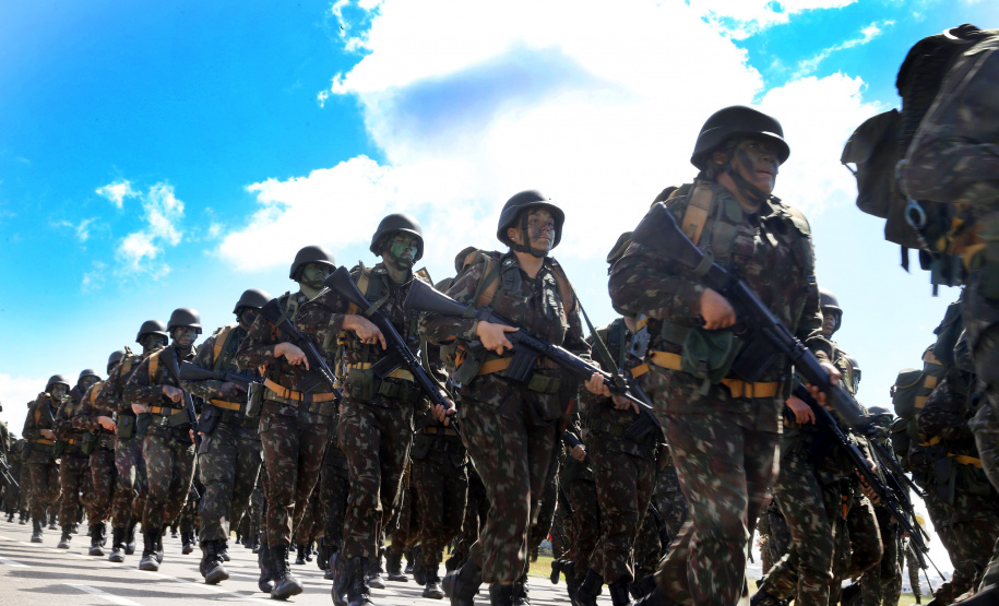 O Exército Brasileiro completa 371 anos em abril. Nesta quarta-feira (17), para celebrar a data, a 5ª Divisão de Exército realizou no Forte Pinheirinho, em Curitiba, uma solenidade militar com apresentação da banda da corporação e desfiles. Também foram entregues Medalhas de Ordem do Mérito Militar e diplomas a 20 civis e militares. O secretário de Estado da Segurança Pública e da Administração Penitenciária, Luiz Felipe Carbonell, participou da solenidade.
Foto Gilson Abreu ANPr