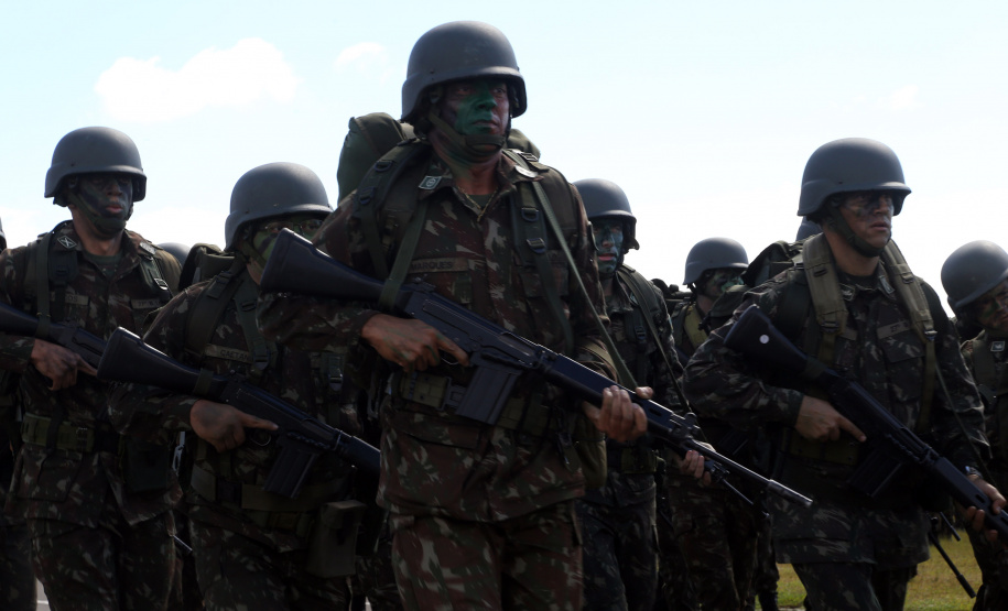 O Exército Brasileiro completa 371 anos em abril. Nesta quarta-feira (17), para celebrar a data, a 5ª Divisão de Exército realizou no Forte Pinheirinho, em Curitiba, uma solenidade militar com apresentação da banda da corporação e desfiles. Também foram entregues Medalhas de Ordem do Mérito Militar e diplomas a 20 civis e militares. O secretário de Estado da Segurança Pública e da Administração Penitenciária, Luiz Felipe Carbonell, participou da solenidade.
Foto Gilson Abreu ANPr