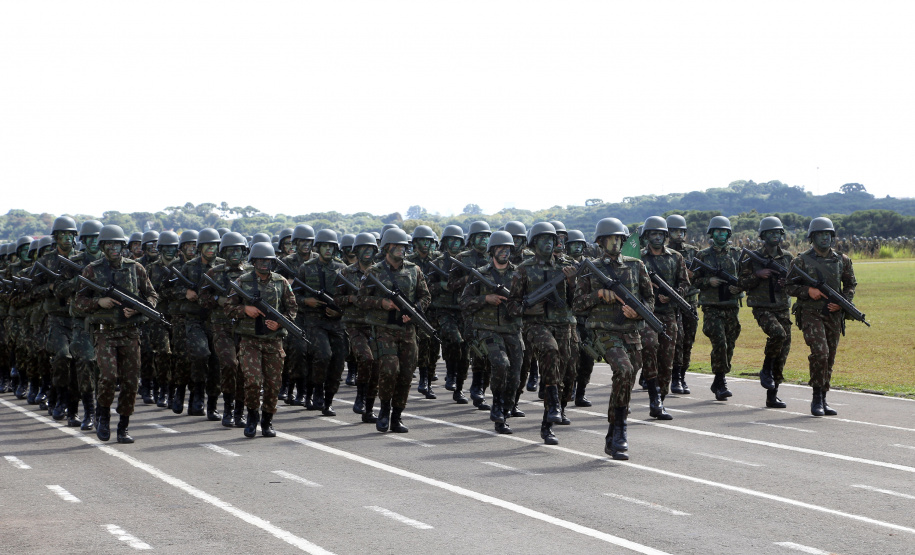 O Exército Brasileiro completa 371 anos em abril. Nesta quarta-feira (17), para celebrar a data, a 5ª Divisão de Exército realizou no Forte Pinheirinho, em Curitiba, uma solenidade militar com apresentação da banda da corporação e desfiles. Também foram entregues Medalhas de Ordem do Mérito Militar e diplomas a 20 civis e militares. O secretário de Estado da Segurança Pública e da Administração Penitenciária, Luiz Felipe Carbonell, participou da solenidade.
Foto Gilson Abreu ANPr