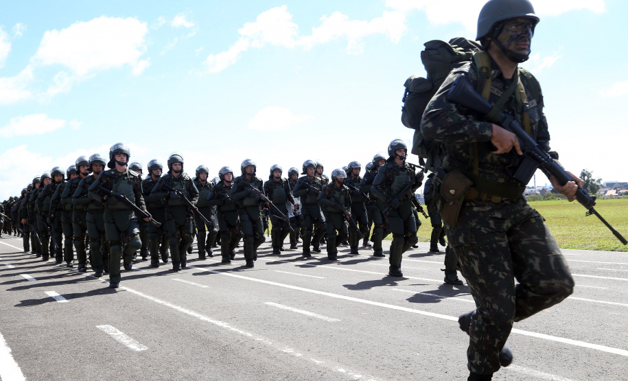O Exército Brasileiro completa 371 anos em abril. Nesta quarta-feira (17), para celebrar a data, a 5ª Divisão de Exército realizou no Forte Pinheirinho, em Curitiba, uma solenidade militar com apresentação da banda da corporação e desfiles. Também foram entregues Medalhas de Ordem do Mérito Militar e diplomas a 20 civis e militares. O secretário de Estado da Segurança Pública e da Administração Penitenciária, Luiz Felipe Carbonell, participou da solenidade.
Foto Gilson Abreu ANPr