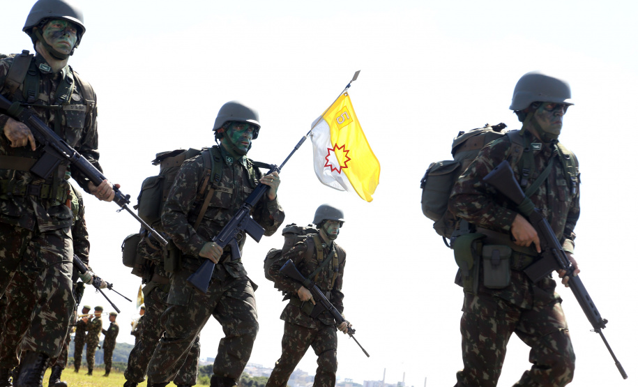 O Exército Brasileiro completa 371 anos em abril. Nesta quarta-feira (17), para celebrar a data, a 5ª Divisão de Exército realizou no Forte Pinheirinho, em Curitiba, uma solenidade militar com apresentação da banda da corporação e desfiles. Também foram entregues Medalhas de Ordem do Mérito Militar e diplomas a 20 civis e militares. O secretário de Estado da Segurança Pública e da Administração Penitenciária, Luiz Felipe Carbonell, participou da solenidade.
Foto Gilson Abreu ANPr