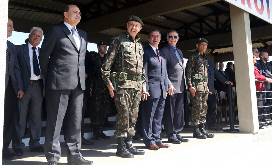 O Exército Brasileiro completa 371 anos em abril. Nesta quarta-feira (17), para celebrar a data, a 5ª Divisão de Exército realizou no Forte Pinheirinho, em Curitiba, uma solenidade militar com apresentação da banda da corporação e desfiles. Também foram entregues Medalhas de Ordem do Mérito Militar e diplomas a 20 civis e militares. O secretário de Estado da Segurança Pública e da Administração Penitenciária, Luiz Felipe Carbonell, participou da solenidade.
Foto Gilson Abreu ANPr