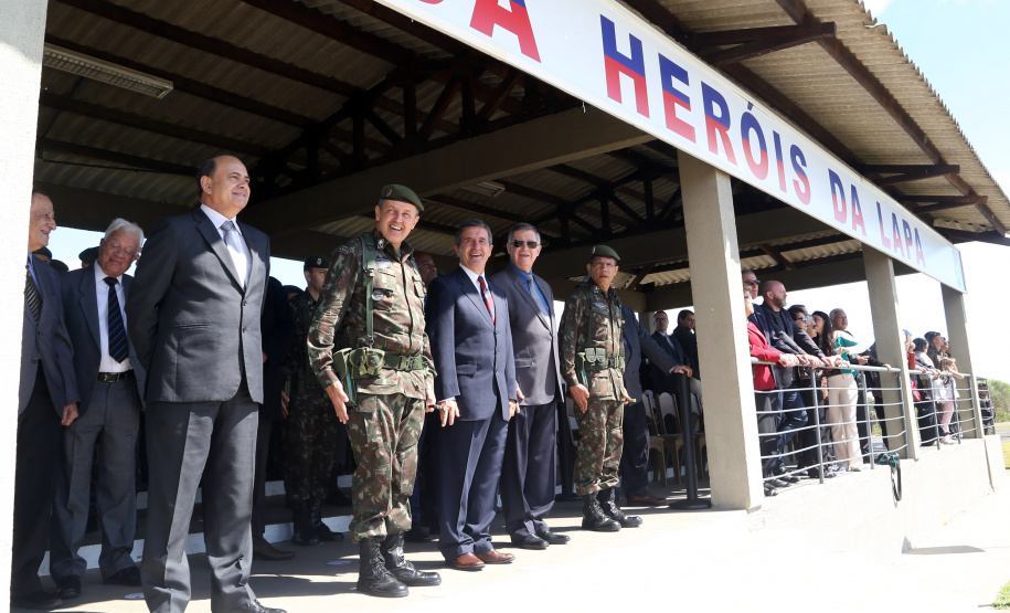 O Exército Brasileiro completa 371 anos em abril. Nesta quarta-feira (17), para celebrar a data, a 5ª Divisão de Exército realizou no Forte Pinheirinho, em Curitiba, uma solenidade militar com apresentação da banda da corporação e desfiles. Também foram entregues Medalhas de Ordem do Mérito Militar e diplomas a 20 civis e militares. O secretário de Estado da Segurança Pública e da Administração Penitenciária, Luiz Felipe Carbonell, participou da solenidade.
Foto Gilson Abreu ANPr