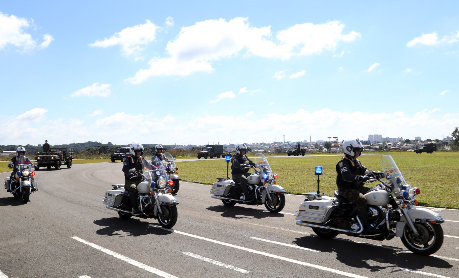 O Exército Brasileiro completa 371 anos em abril. Nesta quarta-feira (17), para celebrar a data, a 5ª Divisão de Exército realizou no Forte Pinheirinho, em Curitiba, uma solenidade militar com apresentação da banda da corporação e desfiles. Também foram entregues Medalhas de Ordem do Mérito Militar e diplomas a 20 civis e militares. O secretário de Estado da Segurança Pública e da Administração Penitenciária, Luiz Felipe Carbonell, participou da solenidade.
Foto Gilson Abreu ANPr